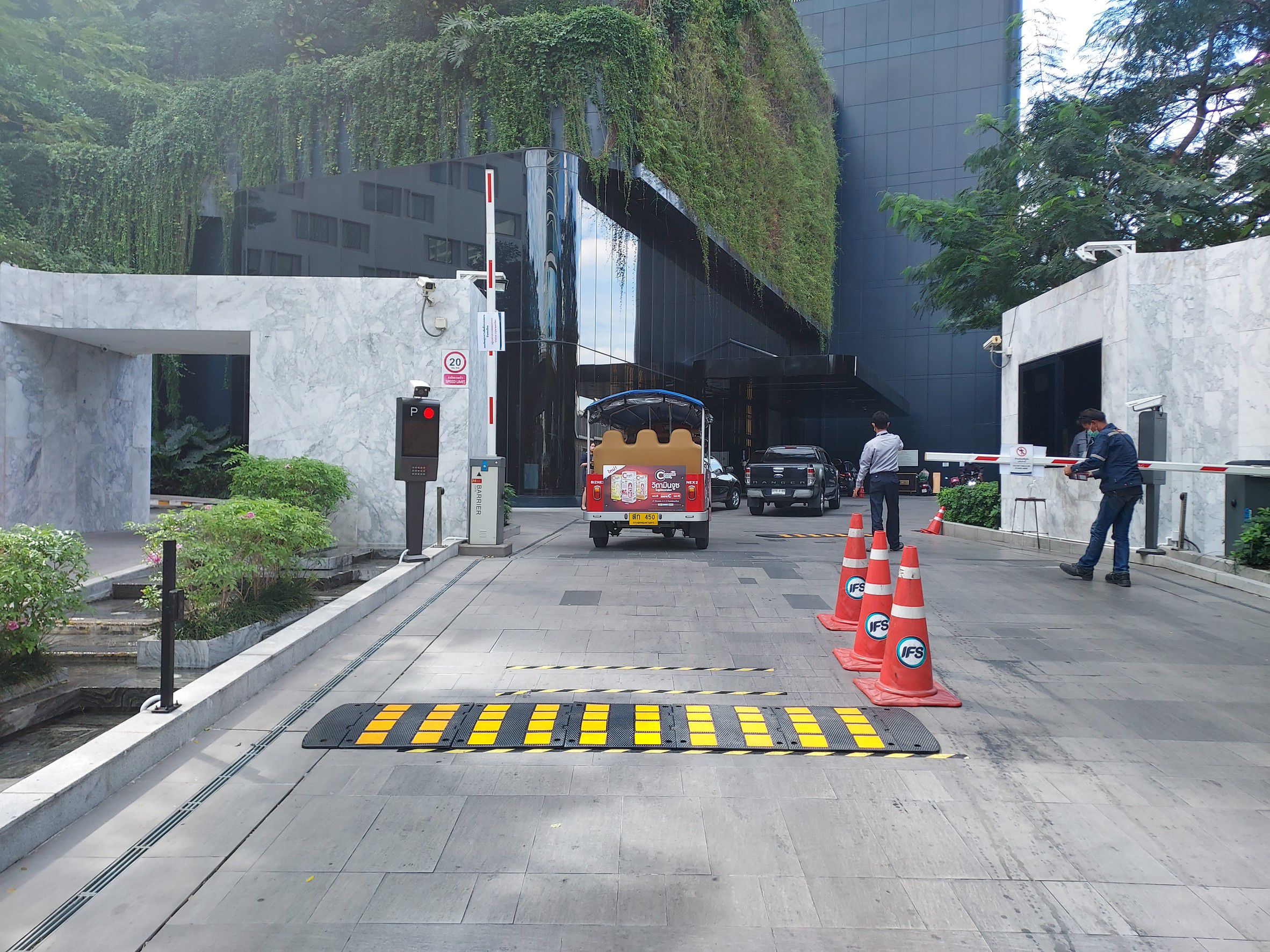 ยางชะลอความเร็วแบบ เตี้ย