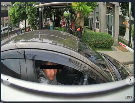 ภาพผู้มาติดต่อลานจอดรถ คอนโด หมู่บ้าน