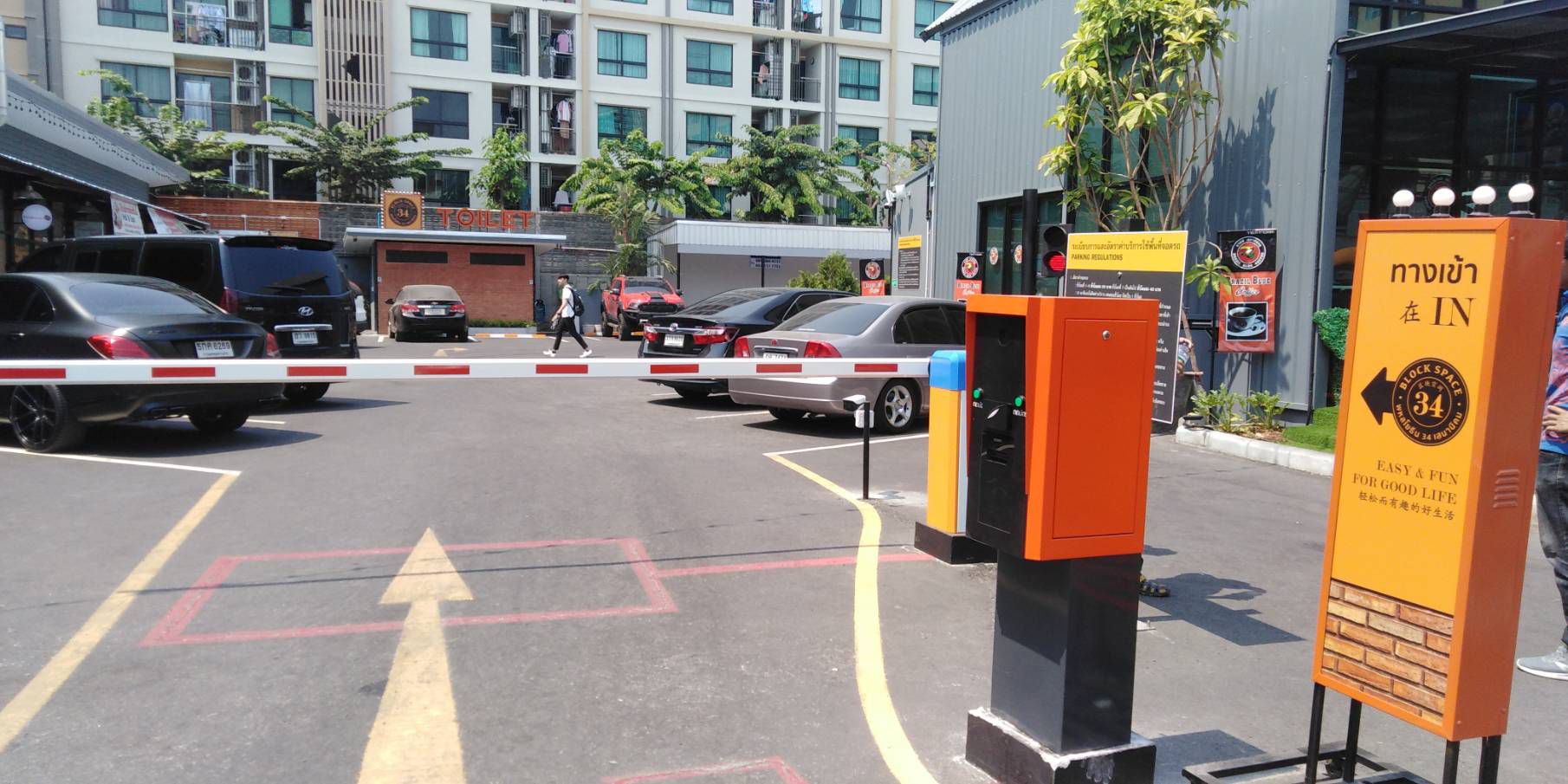 ตู้อ่านบัตรทางออกสีส้มติดตั้งบนเสาสีดำ มุมมองด้านข้างสำหรับระบบควบคุมลานจอดรถ รุ่น CP-MC10-Lite