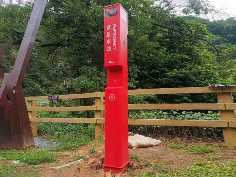 ปุ่มกด SOS-EM-26 ระบบแจ้งเหตุ SOS สีแดงทรงเสาสูงติดตั้งตั้งพื้นพร้อมหูโทรศัพท์ มุมมองด้านข้างแบบเต็มตัว