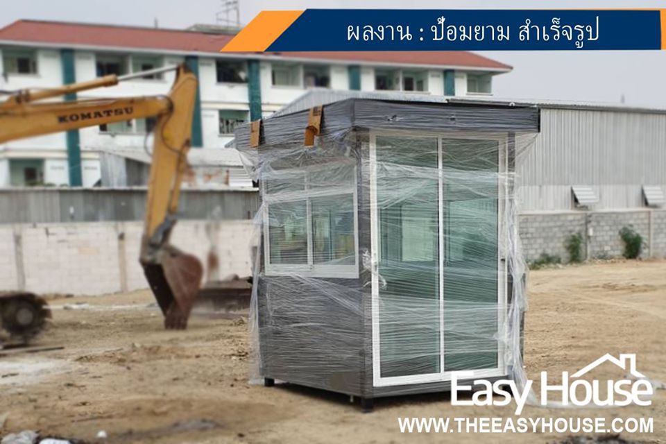 ป้อมยามสำเร็จรูป GB18C สีดำดีไซน์ทันสมัย มุมมองเฉียงแสดงหน้าต่างกระจกใสรอบด้าน ตั้งอยู่บนฐานคอนกรีตขนาด 1.0x1.2 ม.