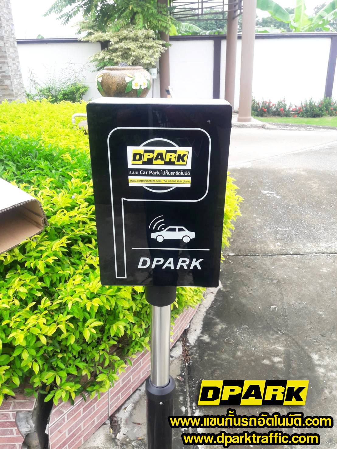 เครื่องอ่าน RFID Reader รุ่น CP-RFID-RF125 สีดำติดตั้งบนเสาสแตนเลสทรงสูง มุมมองด้านหน้าตรงบนพื้นหลังสีขาว