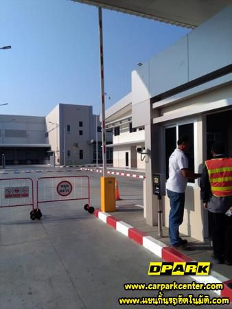 ชุดอุปกรณ์ CP-PKS120 Carpark Package Short Range ประกอบด้วยไม้กั้นสีขาวแดง เสากั้นสีดำ และตู้ควบคุมสีเหลืองวางบนพื้นขาว