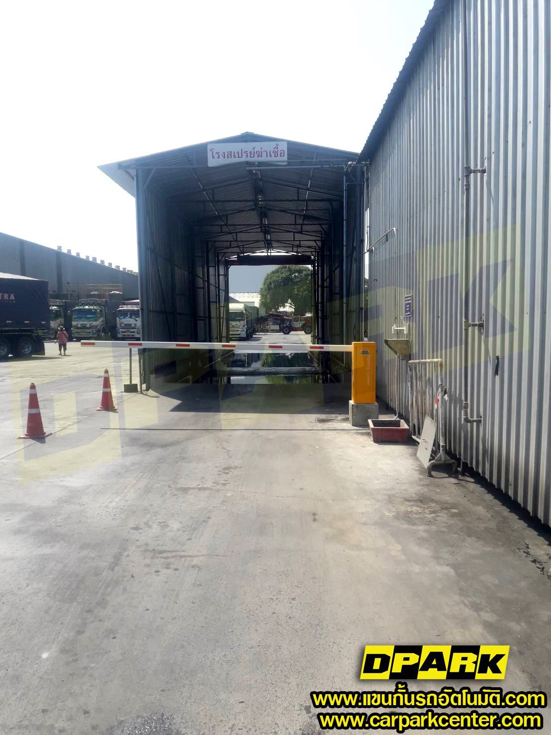 ชุดไม้กั้นรถยนต์ Carpark Package Basic สีเหลืองสดใส ติดตั้งแบบตั้งพื้น มุมมองด้านข้างแสดงตัวเครื่องและไม้กั้นสองชุด