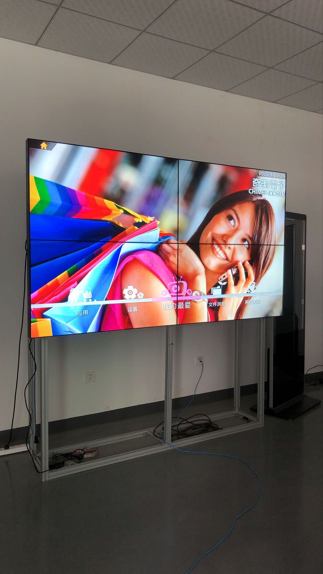 จอ VDO Wall Display ขนาด 65 นิ้ว ติดตั้งแบบเรียงต่อกันบนผนังสีขาว แสดงภาพวิวเมืองยามค่ำคืนด้วยขอบจอ Bazzel บาง 3.5 มม.