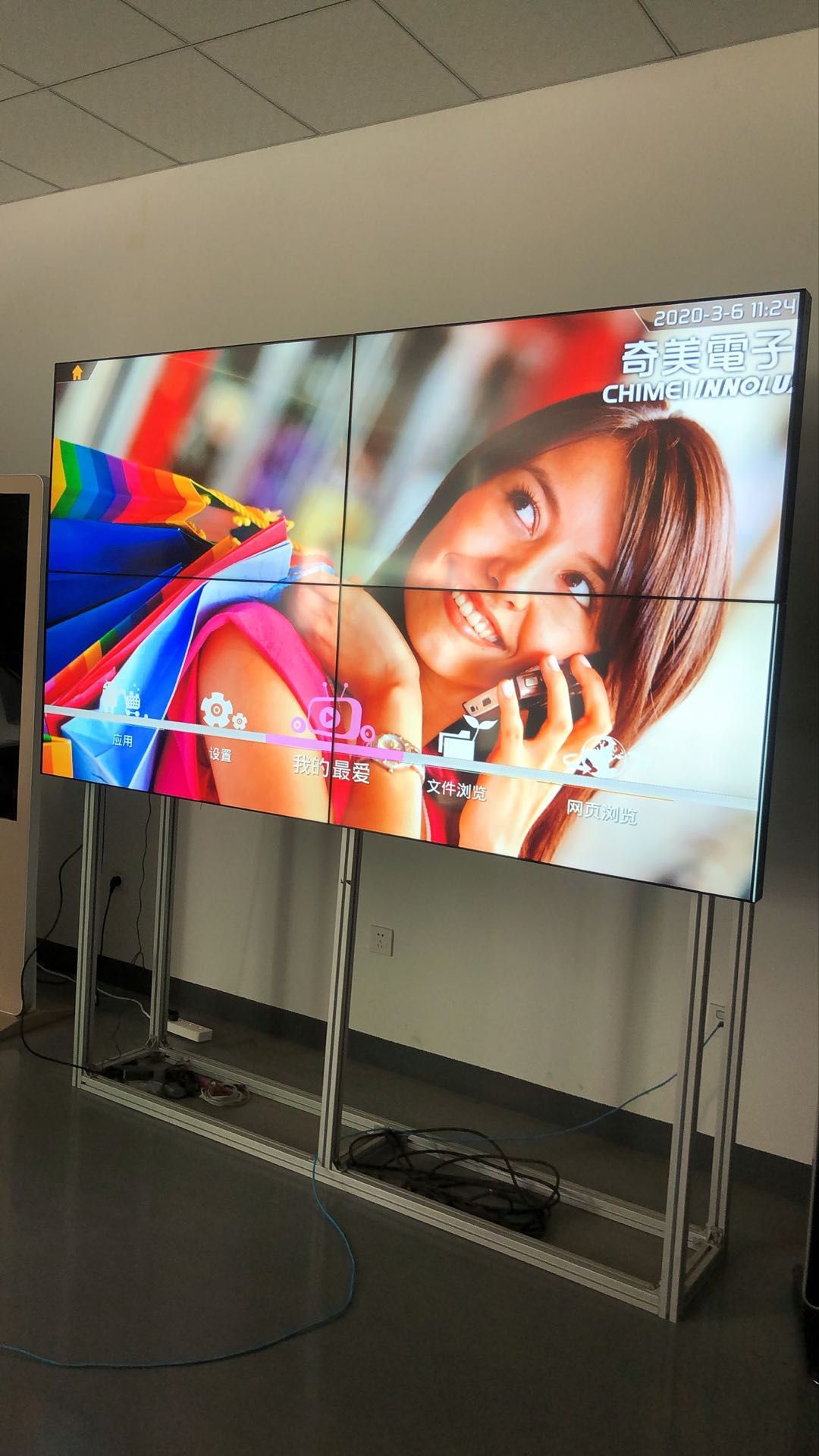 จอ VDO Wall Display ขนาด 65 นิ้ว ติดตั้งแบบเรียงต่อกันบนผนังสีขาว แสดงภาพวิวเมืองยามค่ำคืนด้วยขอบจอ Bazzel บาง 3.5 มม.