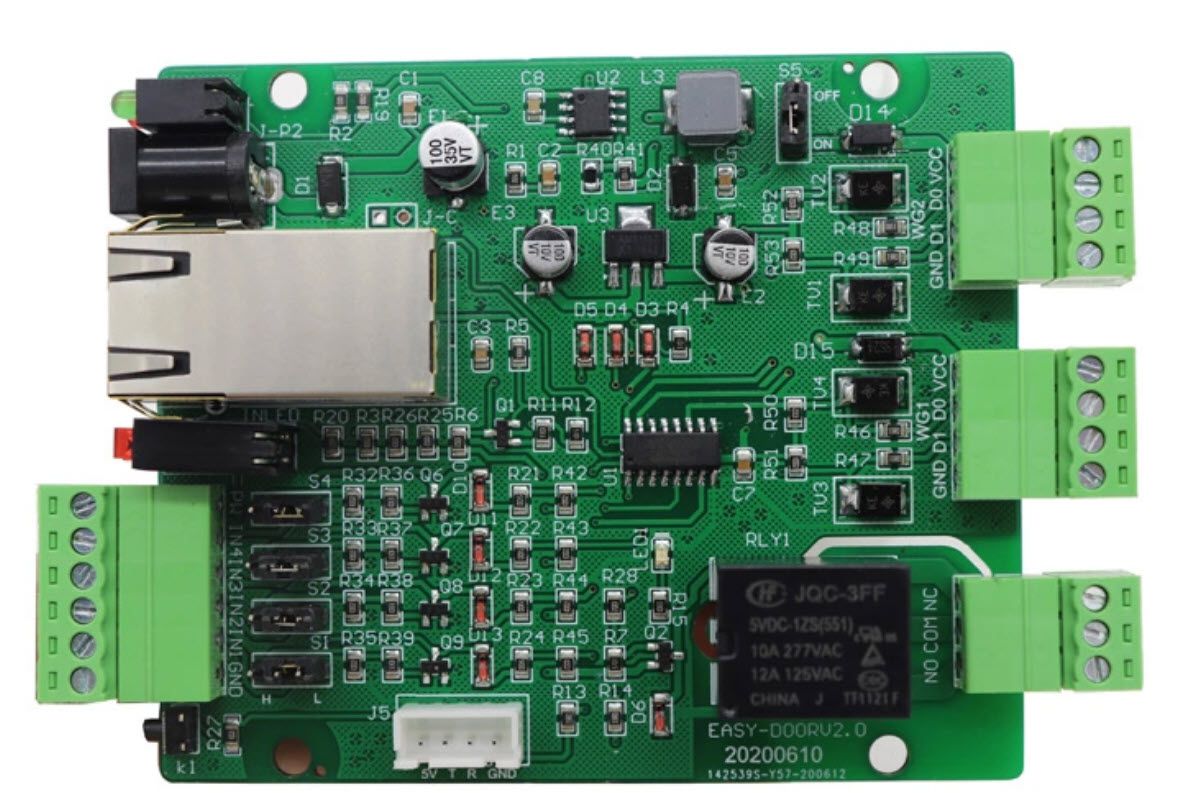 บอร์ดแปลง Ethernet to 8CH Input สีเขียว แสดงด้านหน้าและด้านหลังแบบมุมตรง สำหรับติดตั้งในระบบควบคุมการเข้าออก