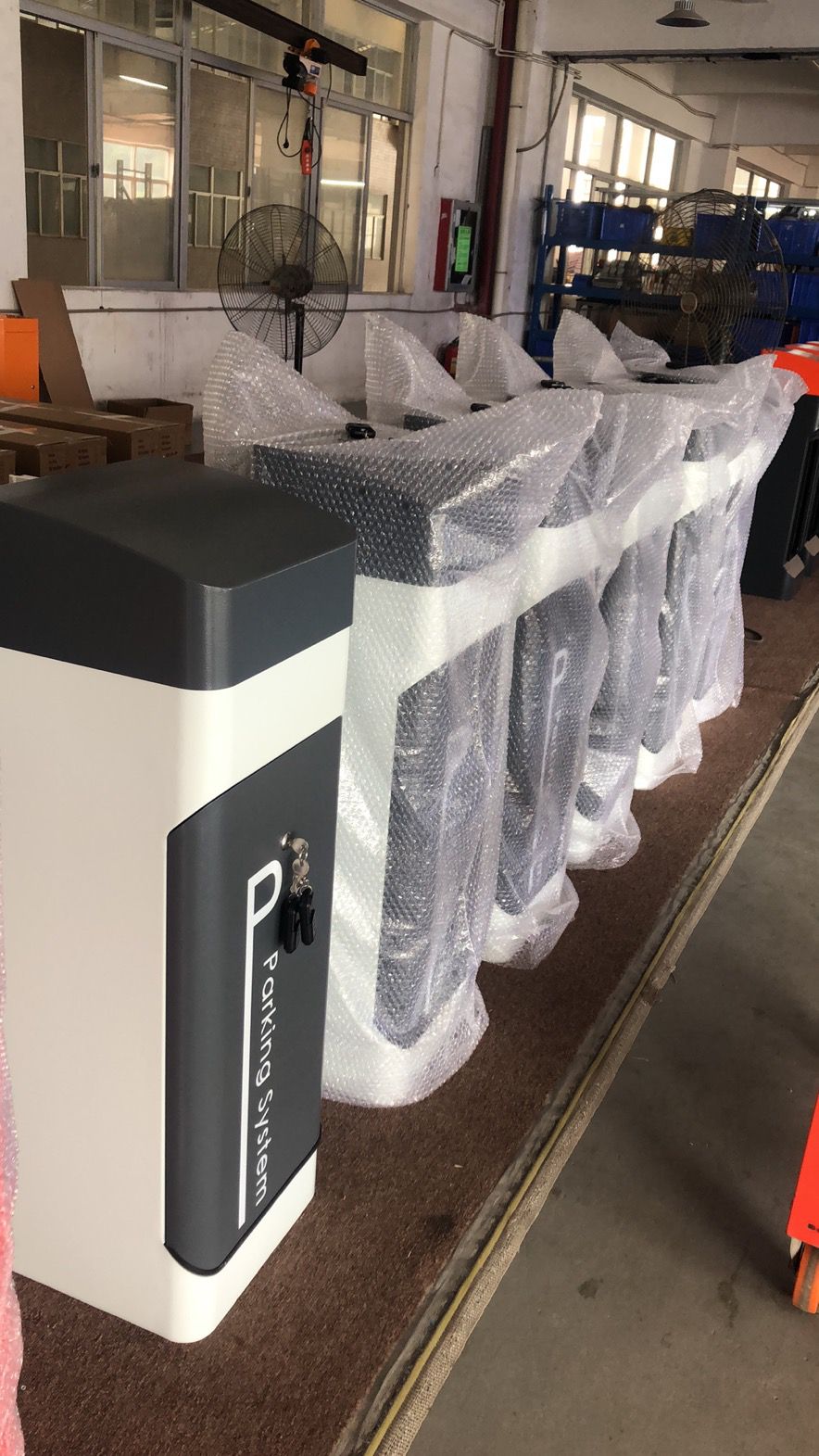 ไม้กั้นรถยนต์ DC Gate Barrier รุ่น CP-CPG132 สีส้มดำ ดีไซน์ทันสมัย ติดตั้งบนพื้นสำหรับควบคุมทางเข้าออกพื้นที่จอดรถ