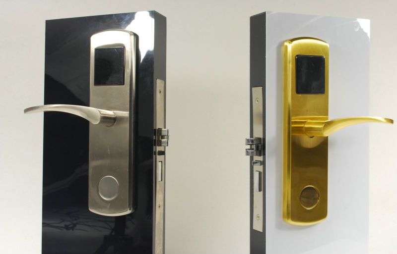 กลอนประตูโรงแรม HTL-INV600A-SS ระบบ RF Lock สีเงินสแตนเลส ดีไซน์ทันสมัยพร้อมมือจับแบบก้านโยก มุมมองด้านหน้าตรง