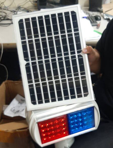 ไฟกระพริบ Solar TE-TLSFL-BS2-4 แบบ Mini 4 LED ติดตั้งบนเสา แสดงแสงไฟสีแดงและน้ำเงิน มุมมองด้านหน้าตรงสำหรับงานเตือนภัย