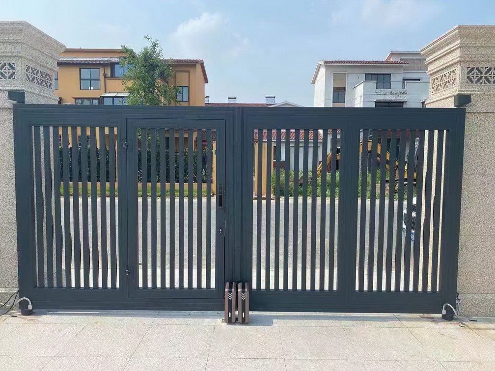 มอเตอร์ประตูสวิง ATG-SW02 สีทองดีไซน์ทันสมัย ติดตั้งแบบมีล้อสำหรับระบบ auto swing gate มุมมองด้านข้างบนพื้นหลังขาว