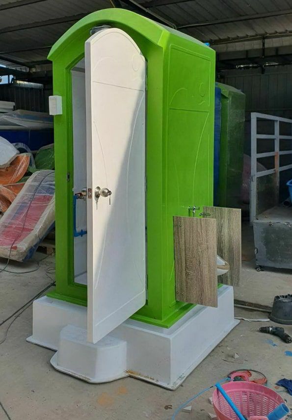 ห้องน้ำไฟเบอร์กลาส TEH-TL07 สีขาวขอบน้ำเงิน มุมมองด้านหน้าเปิดประตูเห็นโถสุขภัณฑ์ภายใน ขนาด 1.1*1.1 เมตร สำหรับติดตั้งภายนอก