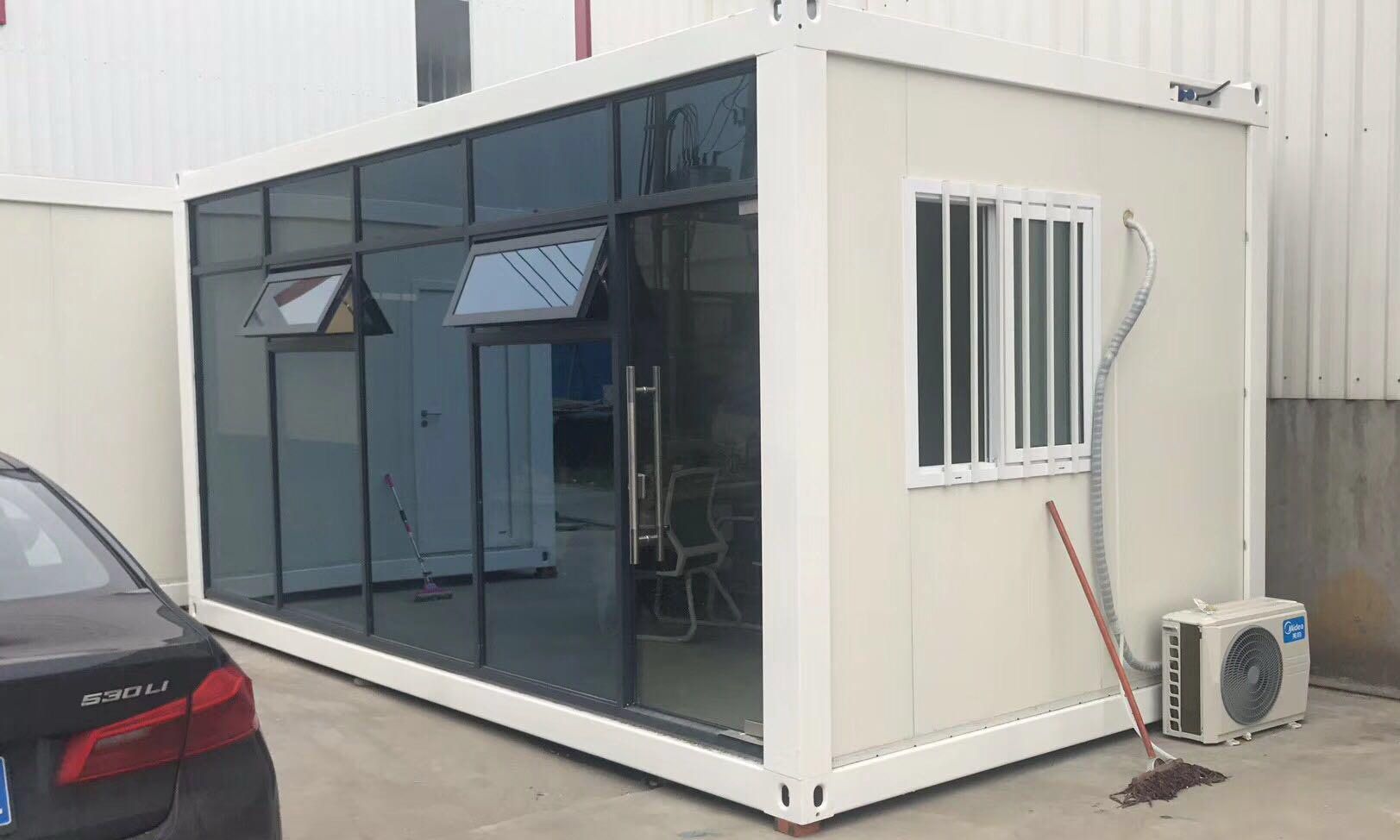 ออฟฟิศสำเร็จรูป TEH-CH08 สำนักงานผนังกระจกขนาด 6x3 เมตร สีขาวดีไซน์ทันสมัย ตั้งอยู่ริมสระว่ายน้ำในบรรยากาศสวนกลางแจ้ง มุมมองเฉียงด้านข้าง
