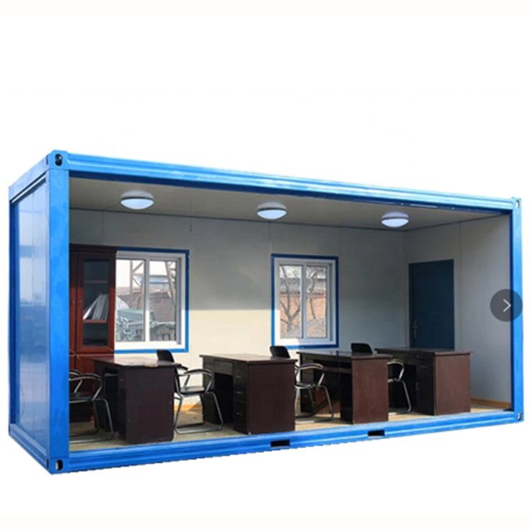 มุมมองด้านหน้าตู้ office สำนักงานสีน้ำเงินแบบคอนเทนเนอร์ ภายในจัดวางโต๊ะทำงานไม้สีเข้มและเก้าอี้สำนักงานพร้อมหน้าต่างกระจก