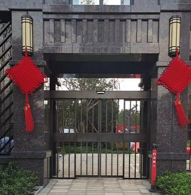 ประตูบานเลื่อน auto Slide gate สีดำดีไซน์ทันสมัย ติดตั้งหน้าทางเข้าอาคารสำนักงานขนาดใหญ่ แสดงขนาดความกว้างและสูงชัดเจน
