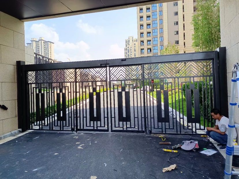 ประตูบานเลื่อน auto Slide gate สีดำดีไซน์ทันสมัย ติดตั้งหน้าทางเข้าอาคารสำนักงานขนาดใหญ่ แสดงขนาดความกว้างและสูงชัดเจน