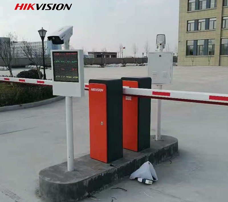 ไม้กั้นรถยนต์ Hikvision รุ่น CP-DS-TMG400 สีส้มตัดขาว ติดตั้งแบบตั้งพื้นสำหรับควบคุมทางเข้าออกอาคาร มุมมองด้านข้างตรง