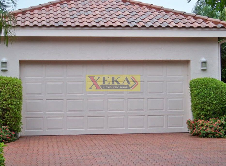 ประตู Overhead Sectional door รุ่น OHD-13 สีขาว มีช่องกระจกสี่เหลี่ยม ติดตั้งแบบยึดเพดานสำหรับโรงงานหรือโกดังสินค้า