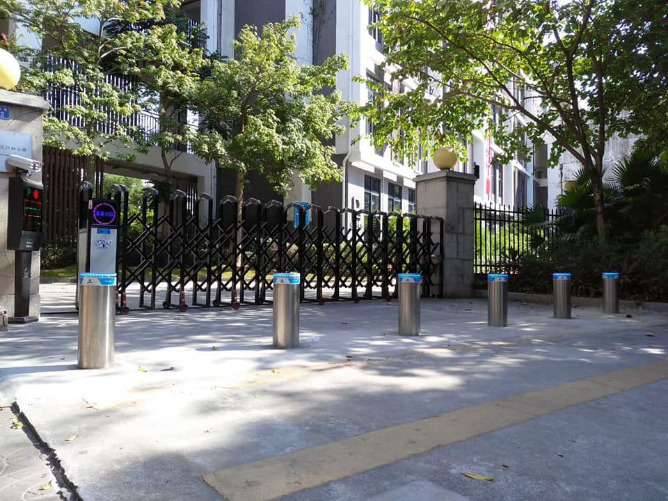 เสากั้นถนน Bollard รุ่น BL-HD01 วัสดุสแตนเลสสีเงินเงางาม มีแถบสีเหลืองสะท้อนแสง ติดตั้งแบบฝังพื้นบนฐานวงกลม มุมมองด้านหน้าตรง