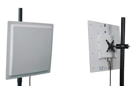 เครื่อง RFID Reader (UHF) ระยะไกล สีขาวทรงสี่เหลี่ยมจัตุรัส มุมมองด้านหน้าพร้อมสายเคเบิลสำหรับติดตั้งระบบควบคุมการเข้าออก