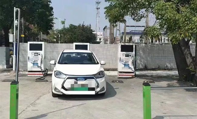 ไม้กั้นรถยนต์ CP-CPG22 สีเขียวดีไซน์ขนาดเล็กสำหรับช่องจอด EV Station มุมมองด้านหน้าเห็นตัวเครื่องและไม้กั้นโลหะยาว