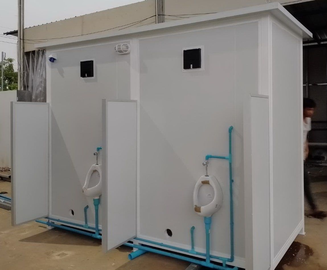 ห้องน้ำสำเร็จรูป ตู้คู่ Double Toilet สีขาว ดีไซน์สองห้องพร้อมอ่างล้างหน้า ติดตั้งกลางแจ้ง มุมมองด้านหน้าตรง
