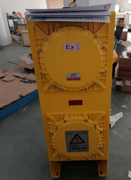 ไม้กั้นรถยนต์ชนิดป้องกันการระเบิด Anti Explosion Parking Barrier สีเหลือง ติดตั้งบนพื้นในมุมมองด้านข้างแบบ 3 มิติ