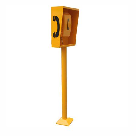 เสา SOS Intercom รุ่น SOS-ST01 สีเหลืองสดใส ตั้งบนฐานเหล็กทรงสี่เหลี่ยม มุมมองด้านหน้าตรงสำหรับติดตั้งใช้งานภายนอก