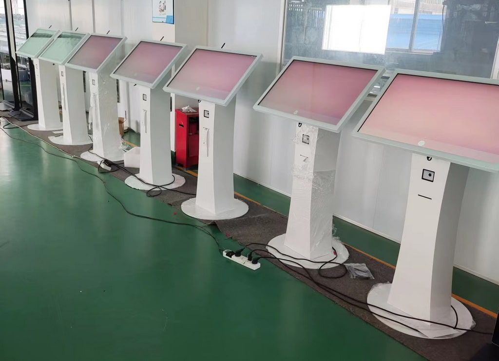 ตู้ Self Service Kiosk รุ่น KDS-015 หน้าจอสัมผัสสีขาว ดีไซน์ตั้งพื้นแบบ Slim สำหรับใช้งานบริการด้วยตนเอง มุมมองเอียงด้านข้าง
