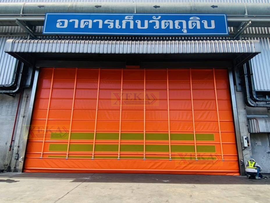 ประตู High Speed door สีน้ำเงินแบบ Stack PVC รุ่น HPD-42 ติดตั้งบนผนังคลังสินค้าขนาดใหญ่ มุมมองตรงหน้าตรง