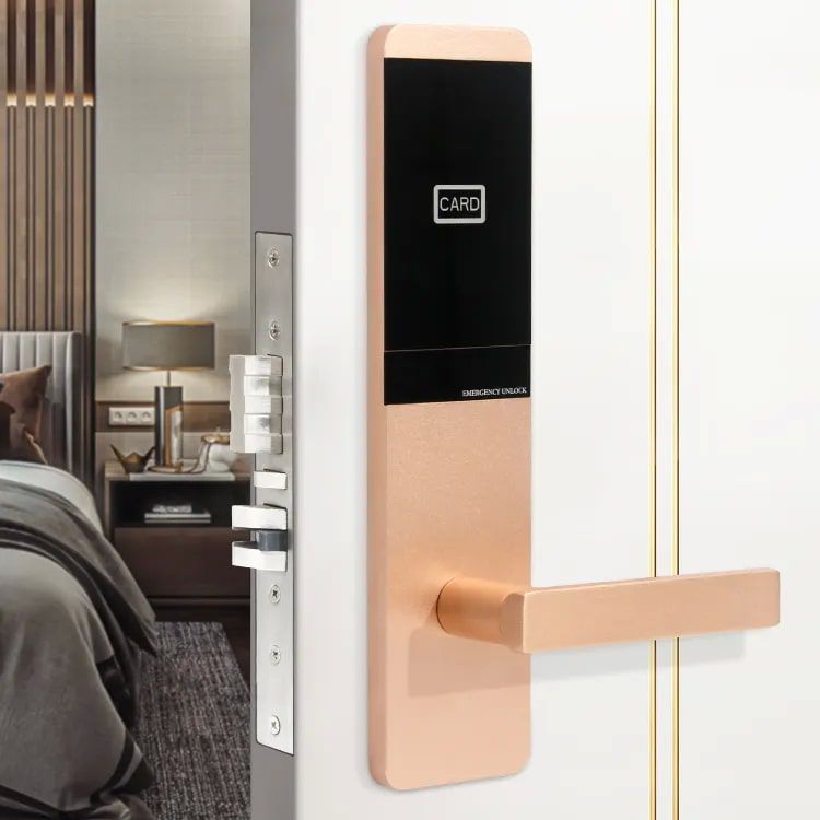 กลอนประตูโรงแรม RFID สีดำดีไซน์ทันสมัย มุมมองด้านข้างแสดงหน้าจอสัมผัสและมือจับแบบก้านโยกสำหรับติดตั้งประตูห้องพัก