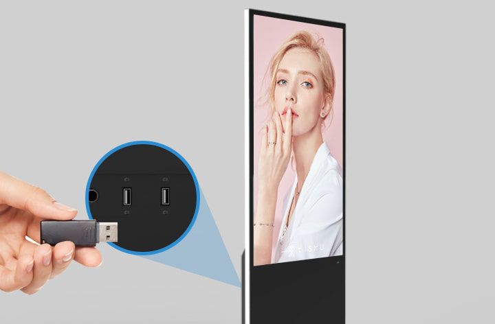 ตู้ Kiosk รุ่น KDS-003 ดีไซน์ทรงสูงสีดำตั้งพื้น แสดงผลภาพแนวตั้งบนหน้าจอขนาดใหญ่ในมุมมองด้านหน้าตรง