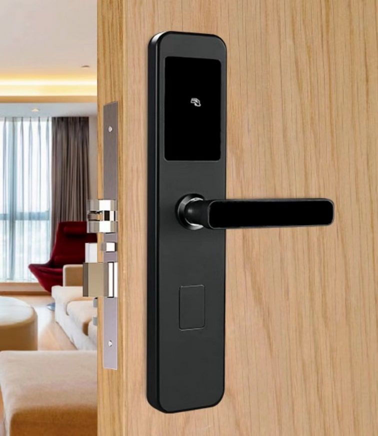 กลอนประตูโรงแรม HTL-D13RF ระบบ RFID สีดำดีไซน์ทันสมัย มุมมองด้านหน้าแสดงหน้าจอสัมผัสและมือจับแบบก้านโยกแบบติดตั้งบนประตู