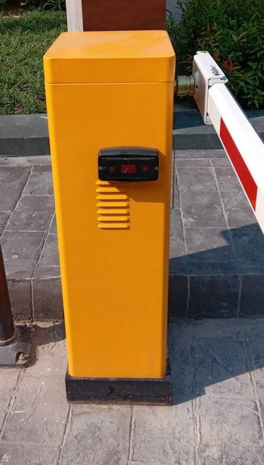 เซนเซอร์ Photocell Sensor แบบสะท้อนกลับ สีดำ ตัวเครื่องทรงสี่เหลี่ยมผืนผ้าพร้อมสายไฟ สำหรับติดตั้งระบบควบคุมประตู