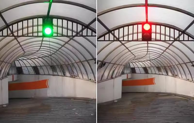 ไฟจราจร TE-TLCT-01 แสดงสัญญาณไฟสีแดงและสีเขียวแบบสองด้าน ติดตั้งบนเสาสีแดงสำหรับควบคุมทางเข้าออกพื้นที่