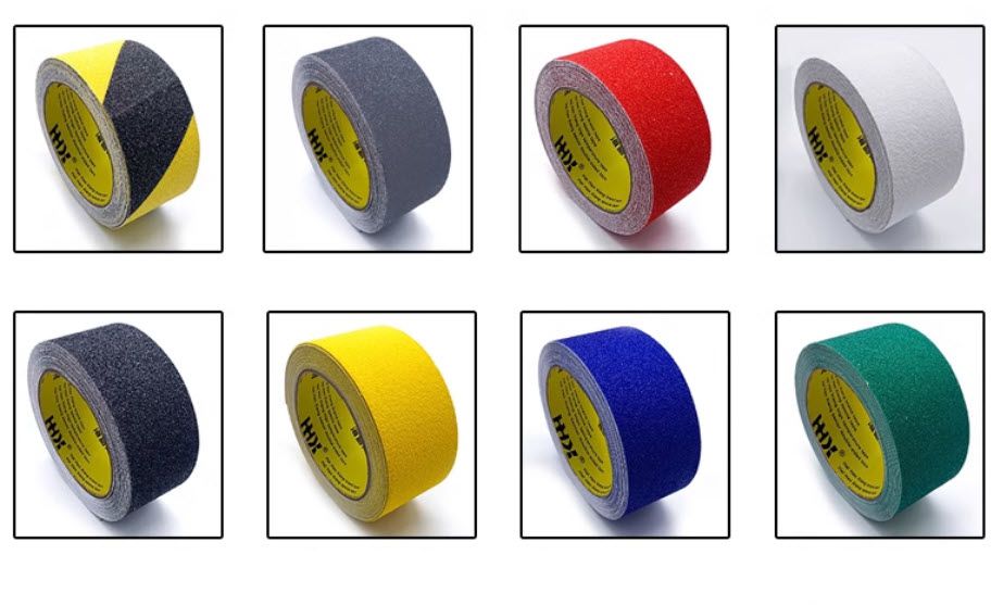 ม้วนเทปกันลื่น Anti-slip Tape หลากหลายสีสัน ทั้งสีดำ แดง ขาว เหลือง เขียว และน้ำเงิน วางซ้อนกันในมุมมองระดับสายตาบนพื้นหลังสีขาวสะอาดตา