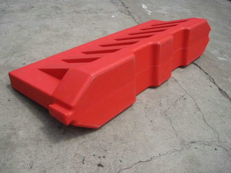 แผงกั้นจราจรสีแดงแบบเติมน้ำได้ รุ่น TE-SM-006 วางบนพื้นราบ มุมมองด้านข้างเห็นรายละเอียดพื้นผิวและขนาดชัดเจน