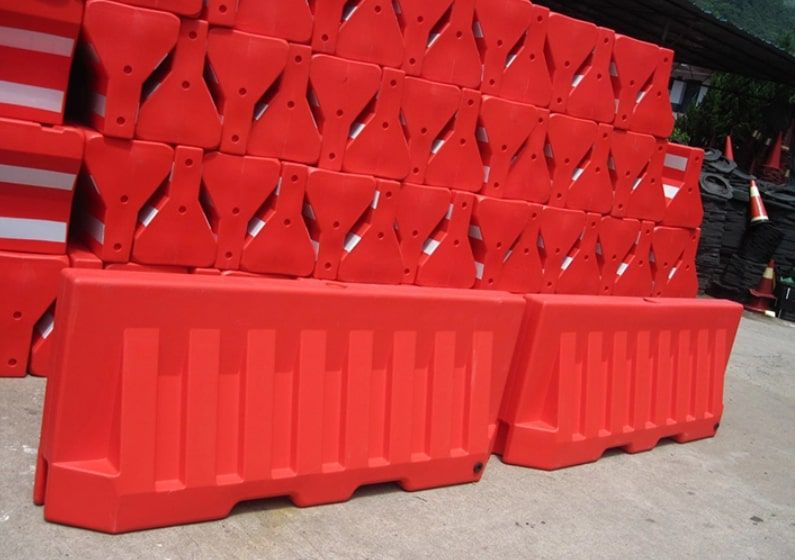 แผงกั้นจราจรสีแดงแบบเติมน้ำได้ รุ่น TE-SM-006 วางบนพื้นราบ มุมมองด้านข้างเห็นรายละเอียดพื้นผิวและขนาดชัดเจน