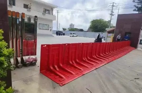แผงกั้นน้ำท่วม Flood Barrier สีแดง ขนาดสูง 80cm มุมมองด้านหน้าแสดงโครงสร้างพลาสติกแข็งแรงสำหรับติดตั้งป้องกันน้ำท่วม