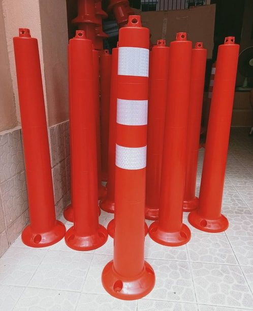 เสาล้มลุกสีแดงความสูง 89cm แบบมีหูคล้อง ติดแถบสะท้อนแสง มองจากมุมตรงเห็นฐานกลมสำหรับติดตั้งบนพื้นถนน