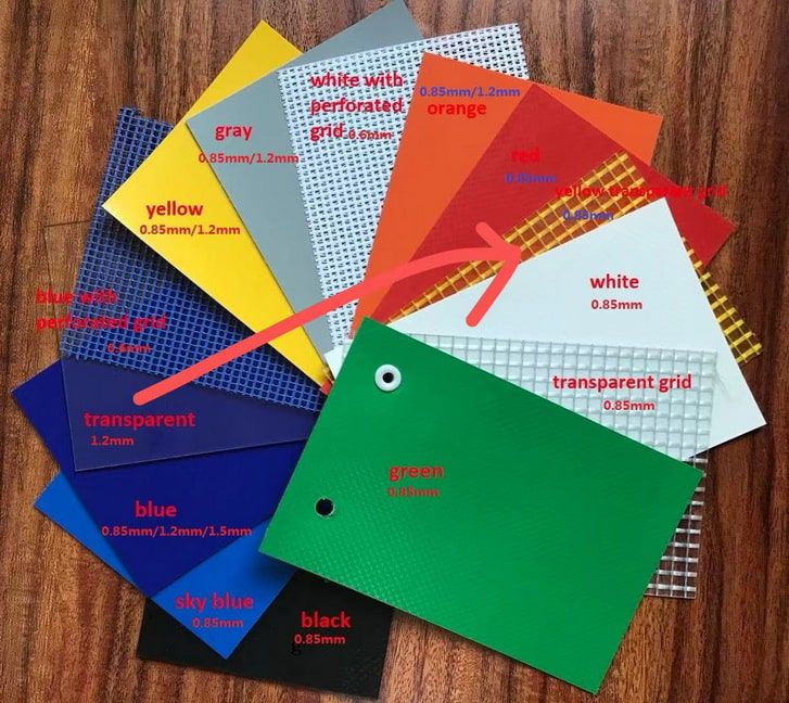แผ่นผ้าใบประตูม้วนความเร็วสูง PVC หลากหลายสีสัน ทั้งสีเหลือง แดง ดำ เขียว น้ำเงิน ขาว และส้ม วางเรียงกันในมุมเฉียงบนพื้นหลังขาว