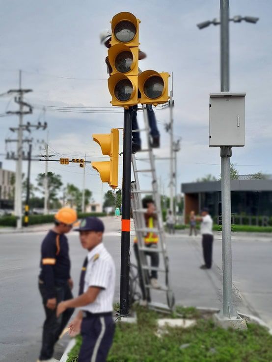 ไฟจราจร เขียวเหลืองแดง ขนาด 300mm แบบตัว L แสดงสัญญาณไฟสีแดง เหลือง และเขียวพร้อมลูกศร ติดตั้งบนพื้นหลังสีขาว