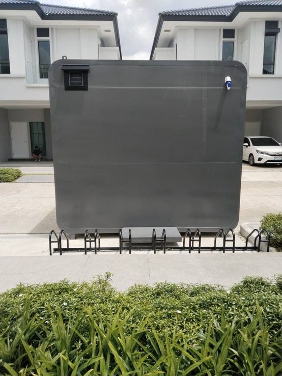 ออฟฟิศสำเร็จรูปทรงโค้งแคปซูล ขนาด 3*2.5 เมตร สีเทา ดีไซน์ทันสมัยพร้อมประตูกระจกบานเลื่อน มุมมองด้านหน้าตรงในพื้นที่กลางแจ้ง
