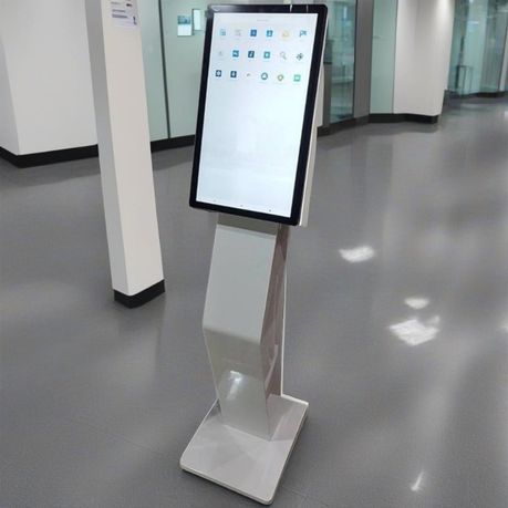ตู้ Self Service Kiosk รุ่น KDS-018 สีขาวดีไซน์ทันสมัย แบบตั้งพื้นพร้อมหน้าจอสัมผัสขนาดใหญ่ มุมมองเฉียงด้านข้างบนพื้นหลังขาว