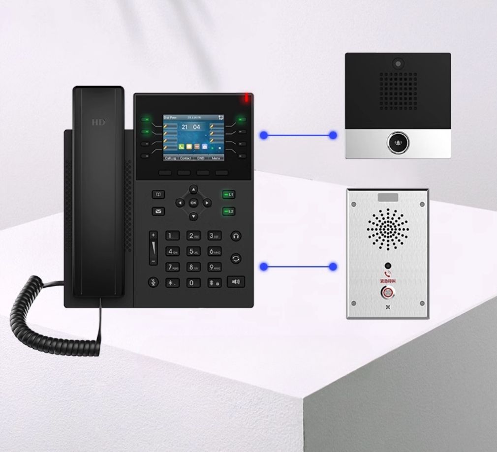 เครื่อง SOS-DX1:IP Intercom ระบบแจ้งเหตุฉุกเฉิน SOS ตัวเครื่องโลหะสีเงินทรงสี่เหลี่ยมพร้อมกล้องและปุ่มกดสีแดง มุมมองด้านหน้าตรง