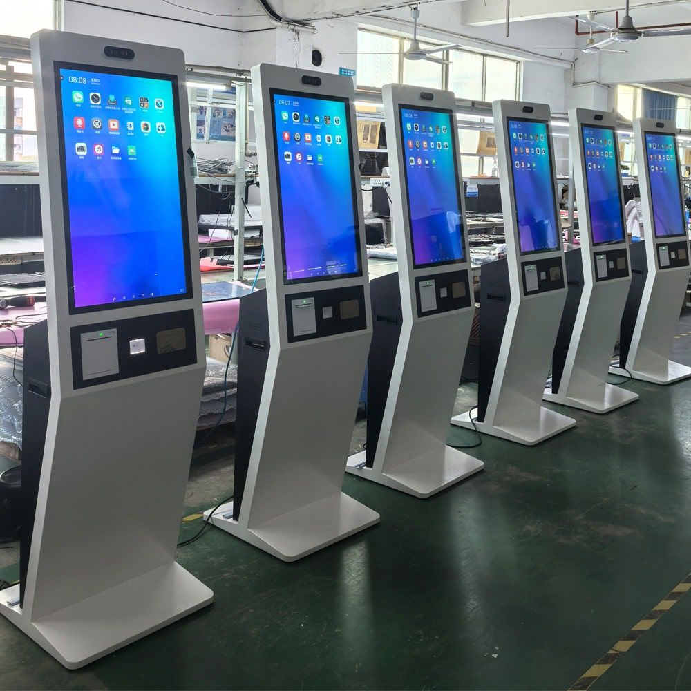 ตู้ Self Service Kiosk รุ่น KDS-010 สีขาว ดีไซน์ทรงสูงแบบตั้งพื้น มุมมองด้านข้างและด้านหน้า แสดงหน้าจอและช่องสแกนเนอร์