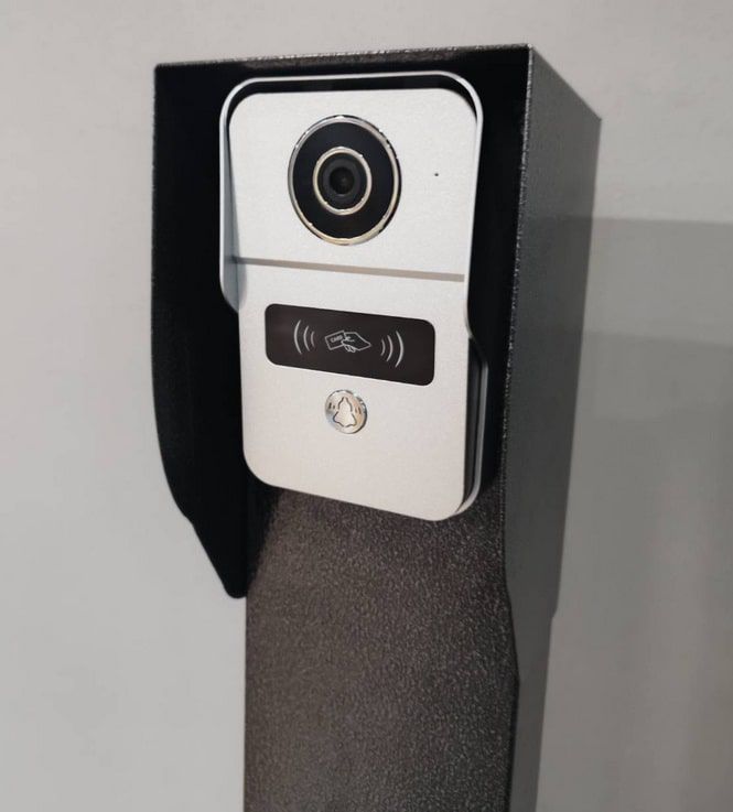 ปุ่มแจ้งเหตุฉุกเฉิน SOS Intercom สีเงินดีไซน์ทันสมัย ติดตั้งบนผนังสีขาวพร้อมแสดงคุณสมบัติการทำงานแบบ Full duplex talk