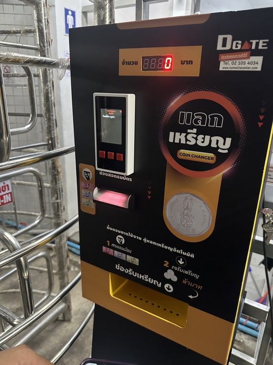 เครื่องรับธนบัตร TB74 สีดำดีไซน์ทันสมัย มุมมองด้านข้างแสดงช่องรับเงินและตัวเครื่องสำหรับติดตั้งในตู้ขายสินค้าอัตโนมัติ