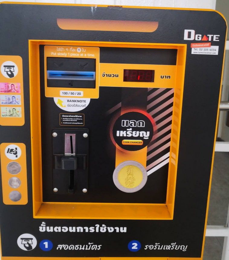 เครื่องรับธนบัตร BV30 สีดำสลับแดง มุมมองด้านหน้าแสดงช่องรับเงินที่มีไฟสีเขียวสว่าง สำหรับติดตั้งในเครื่องขายสินค้าอัตโนมัติ