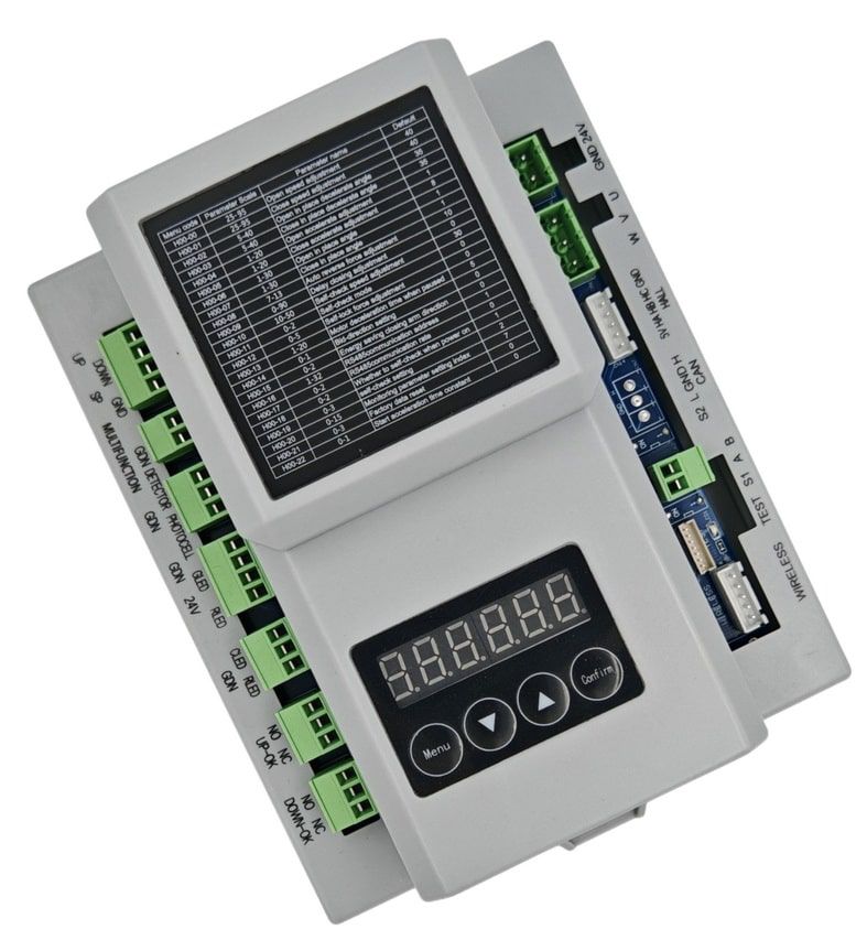 บอร์ดไม้กั้นรถยนต์ DC Motor Barrier Controller สีขาว มุมมองด้านหน้า แสดงหน้าจอแสดงผลดิจิทัลและช่องต่อสายไฟสีเขียวบนแผงควบคุม